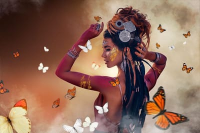 Woman with Butterflies - 180cm x 120cm - Fotokunst op PlexiglasⓇ incl. certificaat & garantie.