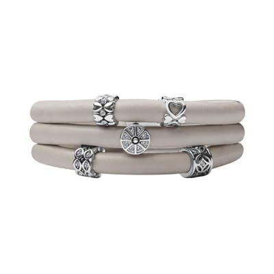 Quiges - Leren Wikkelarmband Beige 60cm met Aanschuif Bedels Zilverkleurig - RVS Magneetsluiting - ELBS102