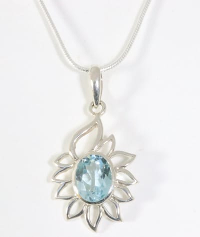 Opengewerkte zilveren hanger met blauwe topaas aan ketting