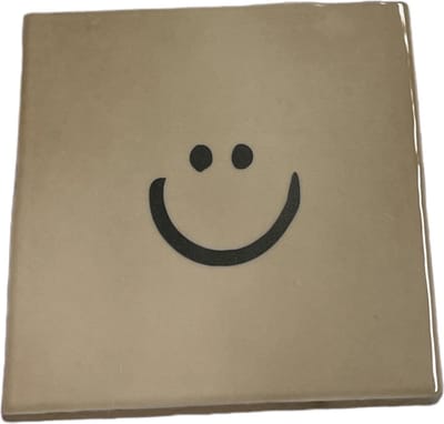 Hippe tegeltje met tekst: Smile Smiley | Beige met charcoal grijs | Gepersonaliseerde cadeau | Hippe Spreuktegel | Nieuwe woning cadeau | Housewarming cadeau