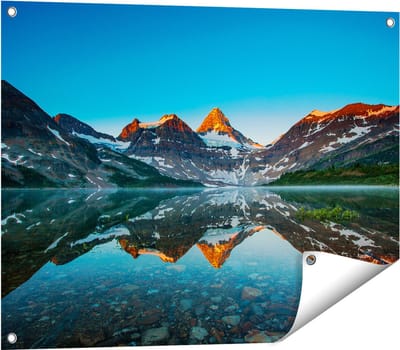 Gards Tuinposter Berg Assiniboine bij het Meer in Canada - 80x60 cm - Tuindoek - Tuindecoratie - Wanddecoratie buiten - Tuinschilderij