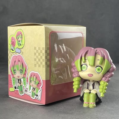 Nieuwe Demon Slayer Kanroji Mitsuri Figuur Bonus Schattig Zittend Figuur Shinazugawa Sanemi Figuur Speelgoed Pop Cadeau Collectie PVC 10.5CM beige