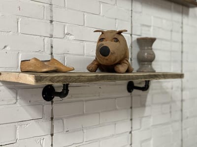 Steigerhouten vintage plank met steunen. Pijpconstructie. Stoer.