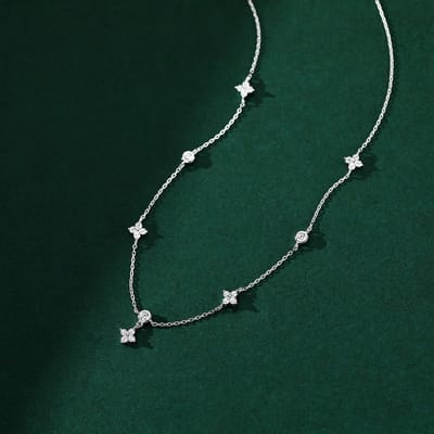 Collier Trèfle Simple et Porte-Bonheur pour Femmes, Style Luxe Léger et Cool, Design de Niche, Pendentif Haut de Gamme, Chaîne Claviculaire Polyvalente 45cm
