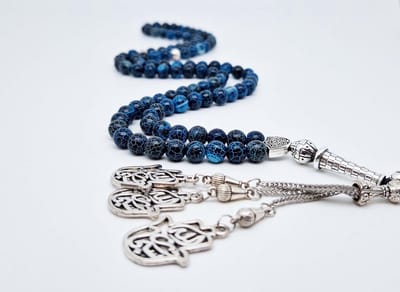 Handgemaakte tesbih "Tasbih" natuursteen " Blauwe harmonie" - Aantal kralen 99 - Diameter kralen 8MM - met metaal tassel "Maryams handpalm" - Een mooi cadeau-idee