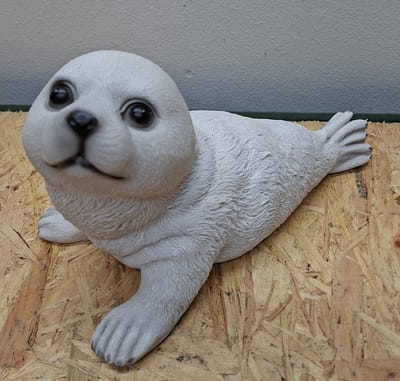 Liggende Zeehond "Huilertje" op de Rug - 30 cm Lang - Handbeschilderd Polystone - Uniek Maritiem Tuinbeeld & Decoratie