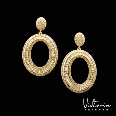 Victoria Valenza Monte Carlo Luxe Oorbellen Dames Messing Oorhangers Dames Oorringen Witte Steen Oorbellen - Goud kleurig - 1 Paar