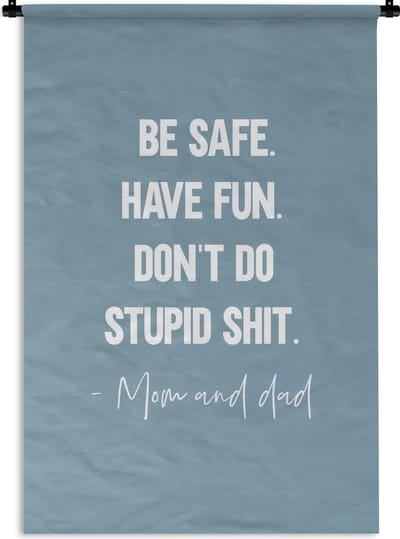 Wandkleed - Wanddoek - Kids - Spreuken - Moeder - Be safe have fun. Don't do stupid shit - Mom and dad - Quotes - 120x180 cm - Wandtapijt