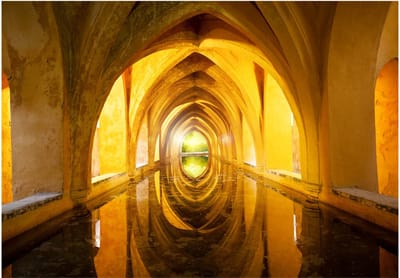 Fotobehangkoning - Behang - Vliesbehang - Fotobehang Gouden Tunnel 3D - The Golden Corridor - 400 x 280 cm