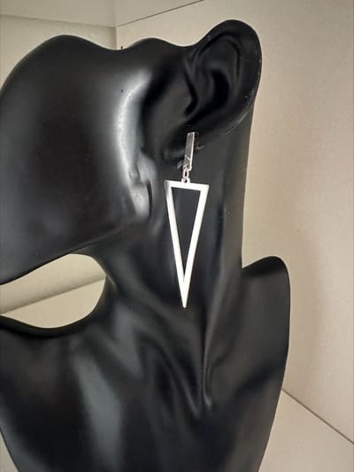 Zilverkleurige driehoek oorbellen | Make up | Parfum | Moederdag | Verjaardagscadeau| Cadeautje| Valentijnsdag| Kado | sieraden | vaderdag | oorbellen | oorsieraden