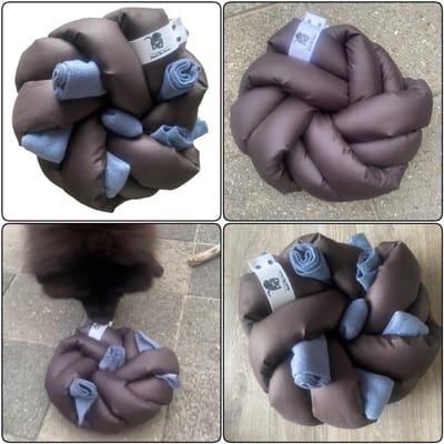 Snuffelkussen voor honden in de kleuren donkerbruin en jeansblauw. Maat 1. Hersenwerk voor honden. MadeByShuko. knoopkussen - speelkussen - brainwork - hondenpuzzel - snuffelkussen - snuffelmat - voerpuzzel - slowfeeder - funfordogs - dogtoy-