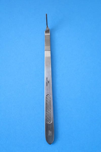 Belux Surgical Instruments / Scalpelmeshouder 3L Gebogen – 21 cm – RVS – Chirurgisch Handvat – Herbruikbaar & Autoclaveerbaar