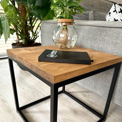 Denton bijzettafel – 45 x 45 x 45 cm – hout en zwart staal – handgemaakt – Wibema