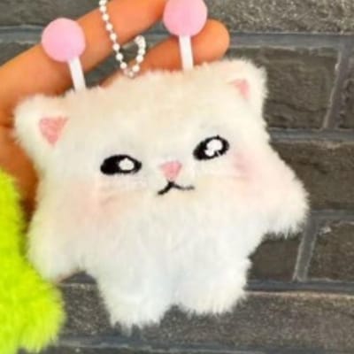 Schattige Buitenaardse Kat Pluche Sleutelhanger Kawaii Pluizige Kat Poppetje Hanger Rugzak Ornament Zacht Knuffeldier Sleutelhanger Cadeau voor Meisjes 10 cm white