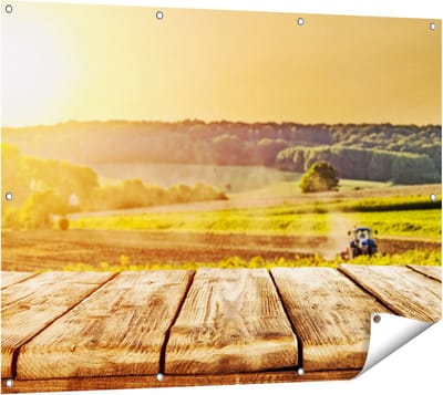 Gards Tuinposter Tractor in het Veld met Houten Planken - 120x90 cm - Tuindoek - Tuindecoratie - Wanddecoratie buiten - Tuinschilderij