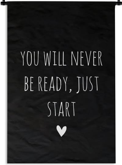 Wandkleed - Wanddoek - Engelse quote "You will never be ready, just start" met een hartje op een zwarte achtergrond - 60x90 cm - Wandtapijt