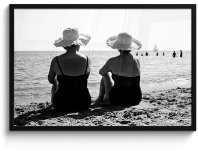 Poster in lijst - Fotolijst 90x60 cm - Posters - Vrouwen - Zonnehoed - Strand - Zwart - Wit - Posterlijst zwart - Decoratie - Wanddecoratie woonkamer - Muurdecoratie slaapkamer