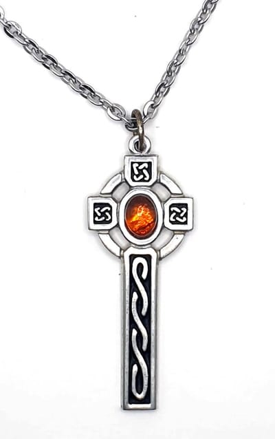St. Justin- Hanger- Welsh kruis hanger met amber (XP52A)