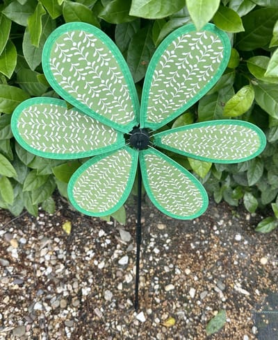 Windmolen met bloem motief - nylon + kunststof steker - groen - breedte 30 cm x hoogte 56 cm - Tuinaccessoires - Tuinstekers