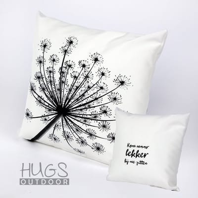 HUGS buitenkussen | 50x50 | berenklauw | wit | outdoor kussen | tuinkussen met tekst | terras aankleding | waterafstotend |