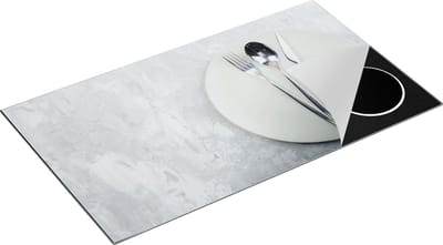 Chefcare Inductie Beschermer Bestek met een Bord op Witte Marmer - 90x50 cm - Afdekplaat Inductie - Kookplaat Beschermer - Inductie Mat