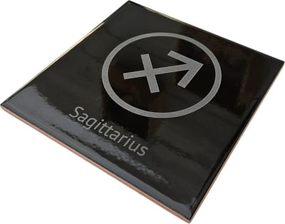 MGM Trading - Horoscoop - Sagittarius - Boogschutter - Hoogglans zwarte tegel - 15 bij 15 cm - Laser gegraveerd