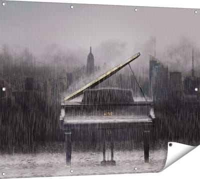 Gards Tuinposter Piano in de Regen voor een Stad - 120x90 cm - Tuindoek - Tuindecoratie - Wanddecoratie buiten - Tuinschilderij