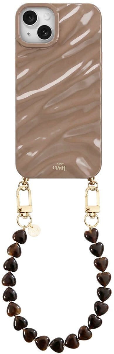 xoxo Wildhearts Taupe Glaze telefoonhoesje met koord - geschikt voor iPhone 13 - Sweetheart Brown - Dream hoesje met telefoonkoord - Glimmende silicone case met plooien - Korte hartjes ketting met gouden details - Beige