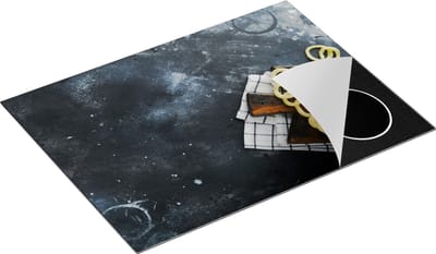 Chefcare Inductie Beschermer Uienringen op een Zwarte Betonnen Achtergrond - 70x50 cm - Afdekplaat Inductie - Kookplaat Beschermer - Inductie Mat