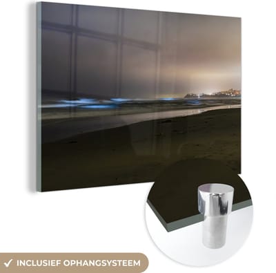 ® Glasschilderij 180x120 cm - Schilderij acrylglas - Bioluminescent golven in een Bioluminescent Baai - Foto op glas - Muurdecoratie woonkamer - Wanddecoratie slaapkamer - Schilderijen