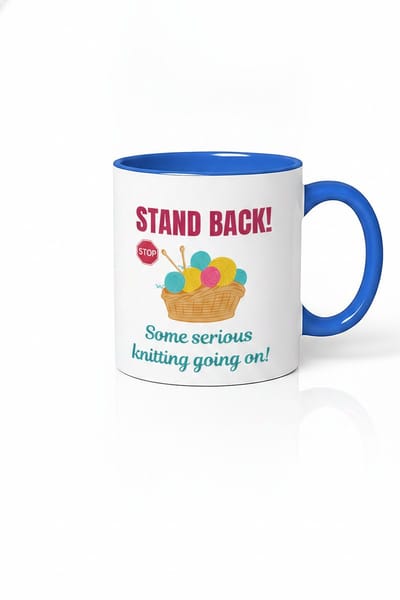 Grappige Mok Breien 'Stand Back! Some Serious Knitting Going On' – Mand met Wol – Cadeau Breister Oma – Wit met Blauw – Keramiek 330 ml