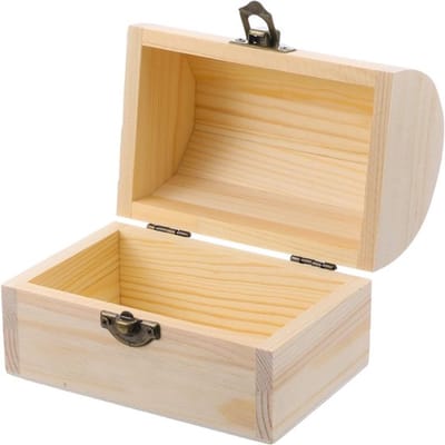 Onvoltooide vintage houten kist met scharnierend deksel, vergrendelingssluiting en decoratieve uitstraling voor kunst, hobby's en sieradenopslag