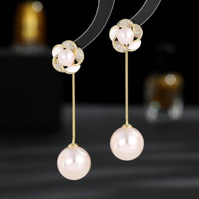 Nieuwe Elegante en Elegante Dames Licht Luxe Oorbellen met Getijde Zirkoon Ingezette Bloemen Eén Paar Simuleerde Parel Oorbellen black