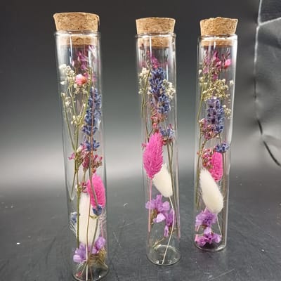 Droogbloemen in 3 reageerbuisjes - decoratie - woondecoratie - cadeau - fleurig - bloemstuk - interieur - wonen