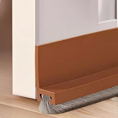 Duurzame door seal in bruin voor optimale isolatie, tochtwering en energiebesparing