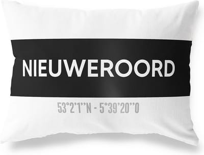 Tuinkussen NIEUWEROORD - DRENTHE met coördinaten - Buitenkussen - Bootkussen - Weerbestendig - Jouw Plaats - Studio216 - Modern - Zwart-Wit - 50x30cm