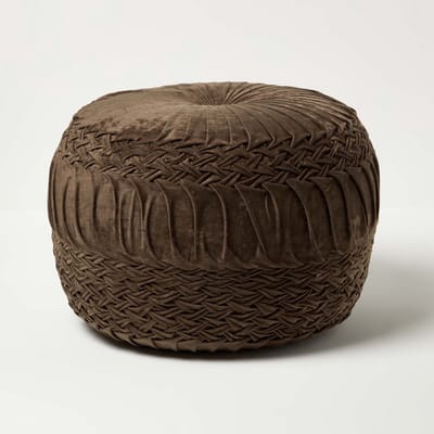 Homescapes Sofia – poef van gevlochten en geplooid fluweel – chocoladebruin, 50x35 cm