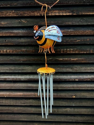 Windgong bijtje 35 cm hoog - metal - art - beeld - kleurrijk - tuinbeeld - decoratiefiguur - interieur - exterieur - accessoire - voor binnen - voor buiten - cadeau - geschenk - gift - verjaardag - nieuwjaar - kerst