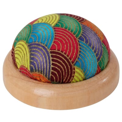 Multicolor naald en spelden accessoire speldenkussen met bloemenprint en houten basis handgemaakte naaldhouder voor naaien borduren en handwerk opslag
