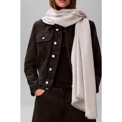 Calvin Klein Emblem Shine Signature Scarf Chateau Gray Size: OS | Scarves Outlet | Dames | Grijs