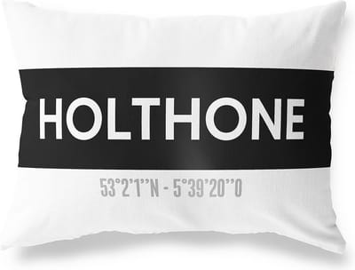 Tuinkussen HOLTHONE - OVERIJSSEL met coördinaten - Buitenkussen - Bootkussen - Weerbestendig - Jouw Plaats - Studio216 - Modern - Zwart-Wit - 50x30cm