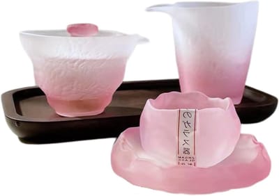 Elegante Roze Frosted Glazen Theeset - Inclusief Gaiwan, Gongbeker, Sneeuwbeker en Onderzetter - 4-delige Hittebestendige Gongfu Theeset voor Thuis, Kantoor of als Cadeau - Modern Chinees Ontwerp