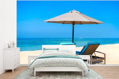 Behang - Fotobehang Strandstoel - Parasol - Zomer - Zee - Breedte 350 cm x hoogte 260 cm