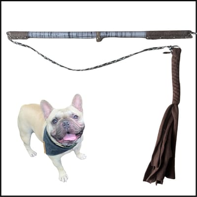 Hondenspeelgoed Flirt Pole maat 2 in de kleuren grijs gestreept en bruin. Hondenhengel - speelhengel - hondentraining - trekspel - dog toy - play and learn - focus training - speeltrektouw - dog training - focus speelgoed - ShukoGear by MadeByShuko