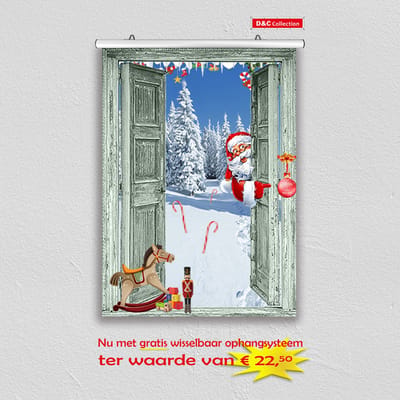 Buiten poster - kerst poster - 60x80 cm - doorkijk - tuindoek open groene deuren sneeuw bos met speelgoed en santa claus- winter poster - kerst decoratie- kerstinterieur - kerst wanddecoratie