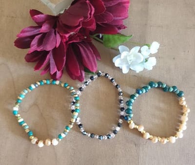 Handgemaakte armbanden set van drie, gouden tinten, turquoise, groen, goud, kralen