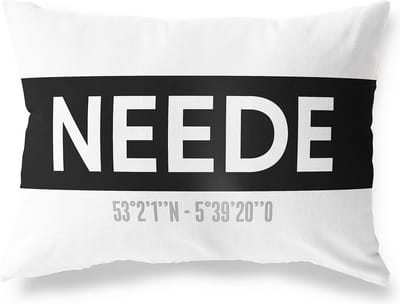 Tuinkussen NEEDE - GELDERLAND met coördinaten - Buitenkussen - Bootkussen - Weerbestendig - Jouw Plaats - Studio216 - Modern - Zwart-Wit - 50x30cm