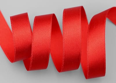 Rood satijnen lint - Dubbelzijdig satijnen lint - 1,5 x 200 cm - Gladde textuur - Glanzend - Voor het inpakken van cadeaus en decoratie - Dubbelzijdig ontwerp - Ideaal voor decoratie en knutselwerk