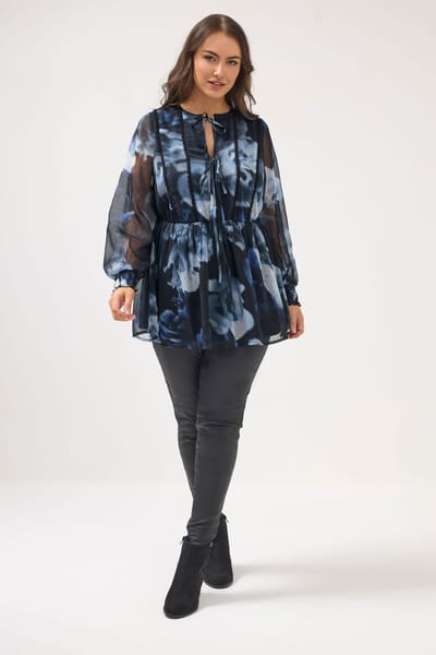 Yours Zwarte Blouse Met Wazige Bloemenprint En Strik Aan De Voorkant Size 42