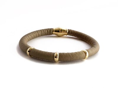 NIEUW! Jolla - dames armband zilver - goudkleurig - leer - magneetsluiting - bedels - Single Gold - Taupe